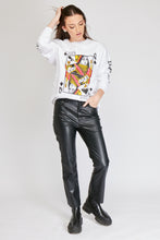 Cargar imagen en el visor de la galería, Saco de Naipes con estampado Reina de Picas en el frente. Frase "Black Queen" estampado en los dos brazos. Tejido de algodón. Diseño Oversize. Cuello redondo. Manga Larga. Cuello pretina y puños en rib tejido tono a tono. Disponible en color Blanco. Producto hecho en Colombia. Compra Online