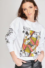Cargar imagen en el visor de la galería, Saco de Naipes con estampado Reina de Picas en el frente. Frase "Black Queen" estampado en los dos brazos. Tejido de algodón. Diseño Oversize. Cuello redondo. Manga Larga. Cuello pretina y puños en rib tejido tono a tono. Disponible en color Blanco. Producto hecho en Colombia. Compra Online