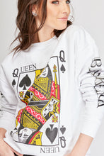 Cargar imagen en el visor de la galería, Saco de Naipes con estampado Reina de Picas en el frente. Frase "Black Queen" estampado en los dos brazos. Tejido de algodón. Diseño Oversize. Cuello redondo. Manga Larga. Cuello pretina y puños en rib tejido tono a tono. Disponible en color Blanco. Producto hecho en Colombia. Compra Online