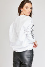 Cargar imagen en el visor de la galería, Saco de Naipes con estampado Reina de Picas en el frente. Frase "Black Queen" estampado en los dos brazos. Tejido de algodón. Diseño Oversize. Cuello redondo. Manga Larga. Cuello pretina y puños en rib tejido tono a tono. Disponible en color Blanco. Producto hecho en Colombia. Compra Online