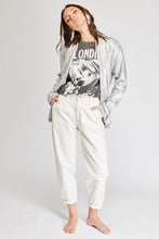 Cargar imagen en el visor de la galería, Chaqueta de Lentejuelas de mujer. Tejido de lentejuelas. Diseño largo y recto. Cuello redondo. Manga larga. Dos bolsillos laterales forrados en terciopelo. Forro interior en viscosa tono a tono. Detalles de terciopelo en la terminación de pretina, puños, cuello y frente. Colores Oro Rosa, Plateado y Negro. Producto 100% hecho en Colombia. Compra Online