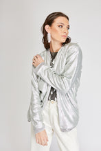 Cargar imagen en el visor de la galería, Chaqueta de Lentejuelas de mujer. Tejido de lentejuelas. Diseño largo y recto. Cuello redondo. Manga larga. Dos bolsillos laterales forrados en terciopelo. Forro interior en viscosa tono a tono. Detalles de terciopelo en la terminación de pretina, puños, cuello y frente. Colores Oro Rosa, Plateado y Negro. Producto 100% hecho en Colombia. Compra Online