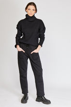 Cargar imagen en el visor de la galería, Set de saco y pantalón. Diseño saco cuello de tortuga y manga larga, diamante de Flint bordado en la espalda. Pantalones con bolsillos laterales y cordón decorativo en la pretina con terminaciones en metal. Saco hecho en 80% algodón lycrado y 20% polyester. Pantalones hechos en 100% algodón perchado Diseño recto.