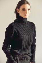 Cargar imagen en el visor de la galería, Set de saco y pantalón. Diseño saco cuello de tortuga y manga larga, diamante de Flint bordado en la espalda. Pantalones con bolsillos laterales y cordón decorativo en la pretina con terminaciones en metal. Saco hecho en 80% algodón lycrado y 20% polyester. Pantalones hechos en 100% algodón perchado Diseño recto.