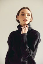 Cargar imagen en el visor de la galería, Set de saco y pantalón. Diseño saco cuello de tortuga y manga larga, diamante de Flint bordado en la espalda. Pantalones con bolsillos laterales y cordón decorativo en la pretina con terminaciones en metal. Saco hecho en 80% algodón lycrado y 20% polyester. Pantalones hechos en 100% algodón perchado Diseño recto.