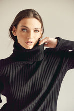 Cargar imagen en el visor de la galería, Set de saco y pantalón. Diseño saco cuello de tortuga y manga larga, diamante de Flint bordado en la espalda. Pantalones con bolsillos laterales y cordón decorativo en la pretina con terminaciones en metal. Saco hecho en 80% algodón lycrado y 20% polyester. Pantalones hechos en 100% algodón perchado Diseño recto.