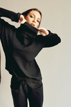 Cargar imagen en el visor de la galería, Set de saco y pantalón. Diseño saco cuello de tortuga y manga larga, diamante de Flint bordado en la espalda. Pantalones con bolsillos laterales y cordón decorativo en la pretina con terminaciones en metal. Saco hecho en 80% algodón lycrado y 20% polyester. Pantalones hechos en 100% algodón perchado Diseño recto.