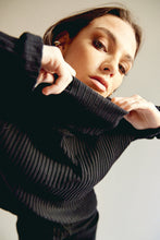 Cargar imagen en el visor de la galería, Set de saco y pantalón. Diseño saco cuello de tortuga y manga larga, diamante de Flint bordado en la espalda. Pantalones con bolsillos laterales y cordón decorativo en la pretina con terminaciones en metal. Saco hecho en 80% algodón lycrado y 20% polyester. Pantalones hechos en 100% algodón perchado Diseño recto.