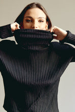 Cargar imagen en el visor de la galería, Set de saco y pantalón. Diseño saco cuello de tortuga y manga larga, diamante de Flint bordado en la espalda. Pantalones con bolsillos laterales y cordón decorativo en la pretina con terminaciones en metal. Saco hecho en 80% algodón lycrado y 20% polyester. Pantalones hechos en 100% algodón perchado Diseño recto.