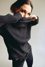 Cargar imagen en el visor de la galería, Set de saco y pantalón. Diseño saco cuello de tortuga y manga larga, diamante de Flint bordado en la espalda. Pantalones con bolsillos laterales y cordón decorativo en la pretina con terminaciones en metal. Saco hecho en 80% algodón lycrado y 20% polyester. Pantalones hechos en 100% algodón perchado Diseño recto.