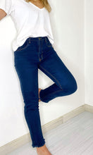 Cargar imagen en el visor de la galería, Jeans de mujer prendas básicas clásicas y atemporales , jeans básicos bota recta, jeans bota campana jeans culottes y jeans imitación cuero. Trendy, fashion a la moda compra online