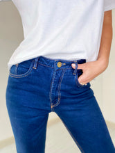 Cargar imagen en el visor de la galería, Jeans de mujer prendas básicas clásicas y atemporales , jeans básicos bota recta, jeans bota campana jeans culottes y jeans imitación cuero. Trendy, fashion a la moda compra online