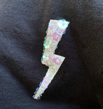 Cargar imagen en el visor de la galería, Saco de mujer. Tejido Algodón. Diseño estampado de rayos con intervenciones artesanales decorativas hechas a mano. Bordados en lentejuelas, perlas y puntadas. Diseño recto. Cuello redondo. Manga larga. Disponible en 2 colores, blanco y Negro. Estas prendas son productos que han sido confeccionadas con fibras y/o procesos de producción sostenible, reduciendo así su impacto ambiental. Producto hecho en Colombia. Compra Online