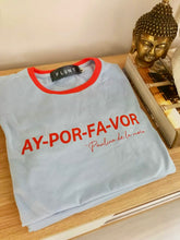 Cargar imagen en el visor de la galería, Camiseta setenteras Flint de mujer cuello redondo. Cool, retro y funky. Disponible en tallas S,M y L. 4 colores azul, rosada, lila y naranja, con rib de colores en cuello y mangas. Frases inspiradas en Paulina de la Mora de la serie Mexicana "La casa de las flores". Fabricada en algodón Peruano. Producto hecho en Colombia. Compra online