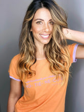 Cargar imagen en el visor de la galería, Camiseta setenteras Flint de mujer cuello redondo. Cool, retro y funky. Disponible en tallas S,M y L. 4 colores azul, rosada, lila y naranja, con rib de colores en cuello y mangas. Frases inspiradas en Paulina de la Mora de la serie Mexicana "La casa de las flores". Fabricada en algodón Peruano. Producto hecho en Colombia. Compra online