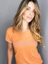 Cargar imagen en el visor de la galería, Camiseta setenteras Flint de mujer cuello redondo. Cool, retro y funky. Disponible en tallas S,M y L. 4 colores azul, rosada, lila y naranja, con rib de colores en cuello y mangas. Frases inspiradas en Paulina de la Mora de la serie Mexicana "La casa de las flores". Fabricada en algodón Peruano. Producto hecho en Colombia. Compra online