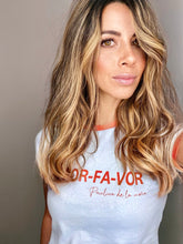 Cargar imagen en el visor de la galería, Camiseta setenteras Flint de mujer cuello redondo. Cool, retro y funky. Disponible en tallas S,M y L. 4 colores azul, rosada, lila y naranja, con rib de colores en cuello y mangas. Frases inspiradas en Paulina de la Mora de la serie Mexicana "La casa de las flores". Fabricada en algodón Peruano. Producto hecho en Colombia. Compra online