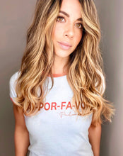 Cargar imagen en el visor de la galería, Camiseta setenteras Flint de mujer cuello redondo. Cool, retro y funky. Disponible en tallas S,M y L. 4 colores azul, rosada, lila y naranja, con rib de colores en cuello y mangas. Frases inspiradas en Paulina de la Mora de la serie Mexicana "La casa de las flores". Fabricada en algodón Peruano. Producto hecho en Colombia. Compra online