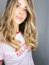 Cargar imagen en el visor de la galería, Camiseta setenteras Flint de mujer cuello redondo. Cool, retro y funky. Disponible en tallas S,M y L. 4 colores azul, rosada, lila y naranja, con rib de colores en cuello y mangas. Frases inspiradas en Paulina de la Mora de la serie Mexicana "La casa de las flores". Fabricada en algodón Peruano. Producto hecho en Colombia. Compra online