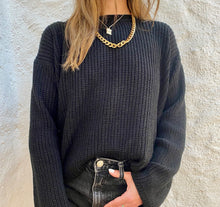 Cargar imagen en el visor de la galería, Saco de mujer. Tejido de punto. Tejido mezcla de lana. Diseño recto y oversize. Cuello redondo. Manga larga. Costura del hombro caída. Disponible en 3 Colores Negro, Crema y Lila. Producto 100% hecho en Colombia. Compra online.