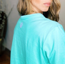 Cargar imagen en el visor de la galería, Camisetas básicas de mujer Glam Rock,rock and roll Disponible en tallas S, M y L. Colores, blanca, negra y lila. Diamante de Flint bordado. Horma suelta. Fabricada en Algodón Peruano. Producto hecho en Colombia. Compra Online . Camisetas estampadas de mujer con grupos icónicos de rock como los rolling stones, los ramones y David Bowie