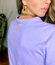 Cargar imagen en el visor de la galería, Camisetas básicas de mujer Glam Rock,rock and roll Disponible en tallas S, M y L. Colores, blanca, negra y lila. Diamante de Flint bordado. Horma suelta. Fabricada en Algodón Peruano. Producto hecho en Colombia. Compra Online . Camisetas estampadas de mujer con grupos icónicos de rock como los rolling stones, los ramones y David Bowie