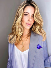 Cargar imagen en el visor de la galería, Blazers de mujer Flint estilo Glam Rock básicos clásicos, formales, chic, fashion prendas de lujo, marca colombiana. Oversize, Blazer Smoking, forros seda, frases bordadas horma suelta, dril, Producto hecho en Colombia. Compra Online