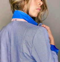 Cargar imagen en el visor de la galería, Blazers de mujer Flint estilo Glam Rock básicos clásicos, formales, chic, fashion prendas de lujo, marca colombiana. Oversize, Blazer Smoking, forros seda, frases bordadas horma suelta, dril, Producto hecho en Colombia. Compra Online