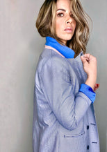 Cargar imagen en el visor de la galería, Blazers de mujer Flint estilo Glam Rock básicos clásicos, formales, chic, fashion prendas de lujo, marca colombiana. Oversize, Blazer Smoking, forros seda, frases bordadas horma suelta, dril, Producto hecho en Colombia. Compra Online