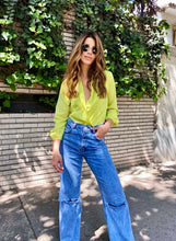 Cargar imagen en el visor de la galería, Body de mujer con escote profundo. Bodysuit. fashion, trendy, cómodo, cool, elegante y vestidor, tela chifón, seda chifón, color negro y verde neón, hecho en Colombia Compra online