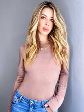 Cargar imagen en el visor de la galería, Body de mujer básico cuello redondo . fashion, trendy, cómodo, cool, elegante y vestidor. acetato, tejido de punto, colores moca, café, Negro y Moca. Hecho en Colombia Compra online