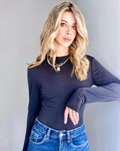 Cargar imagen en el visor de la galería, Body de mujer básico cuello redondo . fashion, trendy, cómodo, cool, elegante y vestidor. acetato, tejido de punto, colores moca, café, Negro y Moca. Hecho en Colombia Compra online