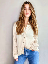 Cargar imagen en el visor de la galería, Camisa fluída en Satín de mujer. fashion, trendy, cómoda, cool, elegante y vestidora. Hecha en tela Satín. Hecho en Colombia, Compra online