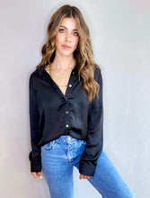 Cargar imagen en el visor de la galería, Camisa fluída en Satín de mujer. fashion, trendy, cómoda, cool, elegante y vestidora. Hecha en tela Satín. Hecho en Colombia, Compra online