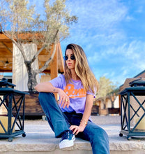 Cargar imagen en el visor de la galería, Camisetas básicas de mujer Glam Rock,rock and roll Disponible en tallas S, M y L. Colores, blanca, negra y lila. Diamante de Flint bordado. Horma suelta. Fabricada en Algodón Peruano. Producto hecho en Colombia. Compra Online . Camisetas estampadas de mujer con grupos icónicos de rock como los rolling stones, los ramones y David Bowie