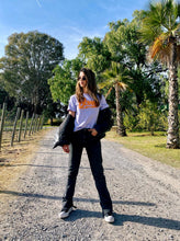 Cargar imagen en el visor de la galería, Camisetas básicas de mujer Glam Rock,rock and roll Disponible en tallas S, M y L. Colores, blanca, negra y lila. Diamante de Flint bordado. Horma suelta. Fabricada en Algodón Peruano. Producto hecho en Colombia. Compra Online . Camisetas estampadas de mujer con grupos icónicos de rock como los rolling stones, los ramones y David Bowie