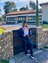 Cargar imagen en el visor de la galería, Camisetas básicas de mujer Glam Rock,rock and roll Disponible en tallas S, M y L. Colores, blanca, negra y lila. Diamante de Flint bordado. Horma suelta. Fabricada en Algodón Peruano. Producto hecho en Colombia. Compra Online . Camisetas estampadas de mujer con grupos icónicos de rock como los rolling stones, los ramones y David Bowie