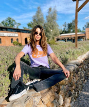 Cargar imagen en el visor de la galería, Camisetas básicas de mujer Glam Rock,rock and roll Disponible en tallas S, M y L. Colores, blanca, negra y lila. Diamante de Flint bordado. Horma suelta. Fabricada en Algodón Peruano. Producto hecho en Colombia. Compra Online . Camisetas estampadas de mujer con grupos icónicos de rock como los rolling stones, los ramones y David Bowie