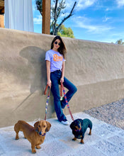 Cargar imagen en el visor de la galería, Camisetas básicas de mujer Glam Rock,rock and roll Disponible en tallas S, M y L. Colores, blanca, negra y lila. Diamante de Flint bordado. Horma suelta. Fabricada en Algodón Peruano. Producto hecho en Colombia. Compra Online . Camisetas estampadas de mujer con grupos icónicos de rock como los rolling stones, los ramones y David Bowie