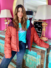 Cargar imagen en el visor de la galería, Camisetas básicas de mujer Glam Rock,rock and roll Disponible en tallas S, M y L. Colores, blanca, negra y lila. Diamante de Flint bordado. Horma suelta. Fabricada en Algodón Peruano. Producto hecho en Colombia. Compra Online . Camisetas estampadas de mujer con grupos icónicos de rock como los rolling stones, los ramones y David Bowie