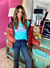 Cargar imagen en el visor de la galería, Camisetas básicas de mujer Glam Rock,rock and roll Disponible en tallas S, M y L. Colores, blanca, negra y lila. Diamante de Flint bordado. Horma suelta. Fabricada en Algodón Peruano. Producto hecho en Colombia. Compra Online . Camisetas estampadas de mujer con grupos icónicos de rock como los rolling stones, los ramones y David Bowie