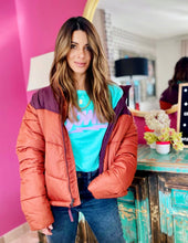 Cargar imagen en el visor de la galería, Camisetas básicas de mujer Glam Rock,rock and roll Disponible en tallas S, M y L. Colores, blanca, negra y lila. Diamante de Flint bordado. Horma suelta. Fabricada en Algodón Peruano. Producto hecho en Colombia. Compra Online . Camisetas estampadas de mujer con grupos icónicos de rock como los rolling stones, los ramones y David Bowie