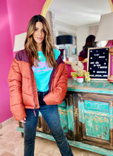 Cargar imagen en el visor de la galería, Camisetas básicas de mujer Glam Rock,rock and roll Disponible en tallas S, M y L. Colores, blanca, negra y lila. Diamante de Flint bordado. Horma suelta. Fabricada en Algodón Peruano. Producto hecho en Colombia. Compra Online . Camisetas estampadas de mujer con grupos icónicos de rock como los rolling stones, los ramones y David Bowie