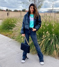 Cargar imagen en el visor de la galería, Camisetas básicas de mujer Glam Rock,rock and roll Disponible en tallas S, M y L. Colores, blanca, negra y lila. Diamante de Flint bordado. Horma suelta. Fabricada en Algodón Peruano. Producto hecho en Colombia. Compra Online . Camisetas estampadas de mujer con grupos icónicos de rock como los rolling stones, los ramones y David Bowie