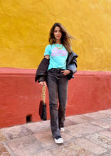 Cargar imagen en el visor de la galería, Camisetas básicas de mujer Glam Rock,rock and roll Disponible en tallas S, M y L. Colores, blanca, negra y lila. Diamante de Flint bordado. Horma suelta. Fabricada en Algodón Peruano. Producto hecho en Colombia. Compra Online . Camisetas estampadas de mujer con grupos icónicos de rock como los rolling stones, los ramones y David Bowie