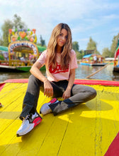 Cargar imagen en el visor de la galería, Camisetas básicas de mujer Glam Rock,rock and roll Disponible en tallas S, M y L. Colores, blanca, negra y lila. Diamante de Flint bordado. Horma suelta. Fabricada en Algodón Peruano. Producto hecho en Colombia. Compra Online . Camisetas estampadas de mujer con grupos icónicos de rock como los rolling stones, los ramones y David Bowie