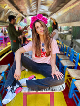 Cargar imagen en el visor de la galería, Camisetas básicas de mujer Glam Rock,rock and roll Disponible en tallas S, M y L. Colores, blanca, negra y lila. Diamante de Flint bordado. Horma suelta. Fabricada en Algodón Peruano. Producto hecho en Colombia. Compra Online . Camisetas estampadas de mujer con grupos icónicos de rock como los rolling stones, los ramones y David Bowie