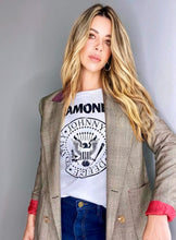 Cargar imagen en el visor de la galería, Camisetas básicas de mujer Glam Rock,rock and roll Disponible en tallas S, M y L. Colores, blanca, negra y lila. Diamante de Flint bordado. Horma suelta. Fabricada en Algodón Peruano. Producto hecho en Colombia. Compra Online . Camisetas estampadas de mujer con grupos icónicos de rock como los rolling stones, los ramones y David Bowie