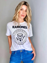 Cargar imagen en el visor de la galería, Camisetas básicas de mujer Glam Rock,rock and roll Disponible en tallas S, M y L. Colores, blanca, negra y lila. Diamante de Flint bordado. Horma suelta. Fabricada en Algodón Peruano. Producto hecho en Colombia. Compra Online . Camisetas estampadas de mujer con grupos icónicos de rock como los rolling stones, los ramones y David Bowie