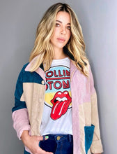 Cargar imagen en el visor de la galería, Camisetas básicas de mujer Glam Rock,rock and roll Disponible en tallas S, M y L. Colores, blanca, negra y lila. Diamante de Flint bordado. Horma suelta. Fabricada en Algodón Peruano. Producto hecho en Colombia. Compra Online . Camisetas estampadas de mujer con grupos icónicos de rock como los rolling stones, los ramones y David Bowie